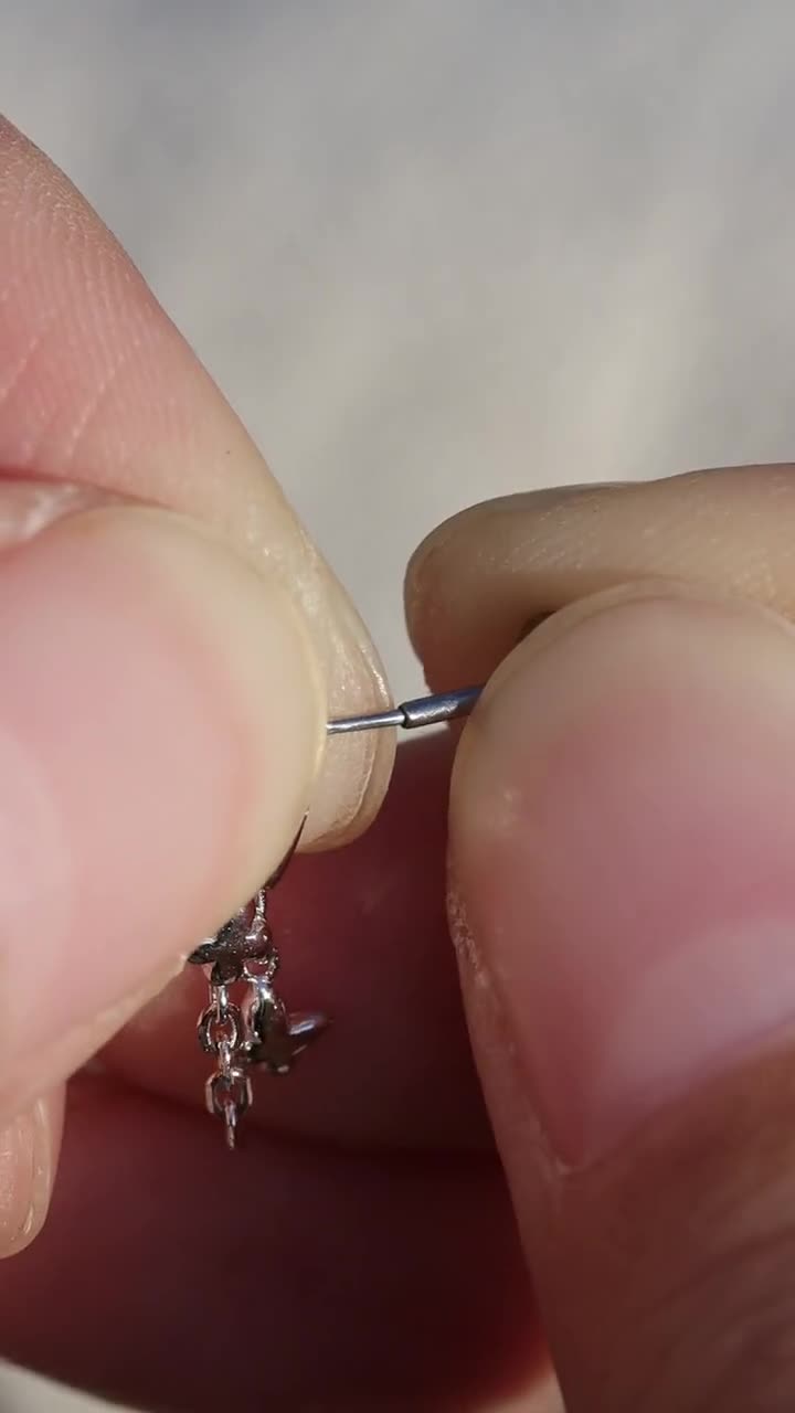 Pendiente colgante de cadena de hélice vertical/Joyería para cartílago con media luna y estrella de circonita cúbica/Plata 925/Chapado en oro de 18 quilates/Tachuela de torre sin rosca con parte trasera plana video poster