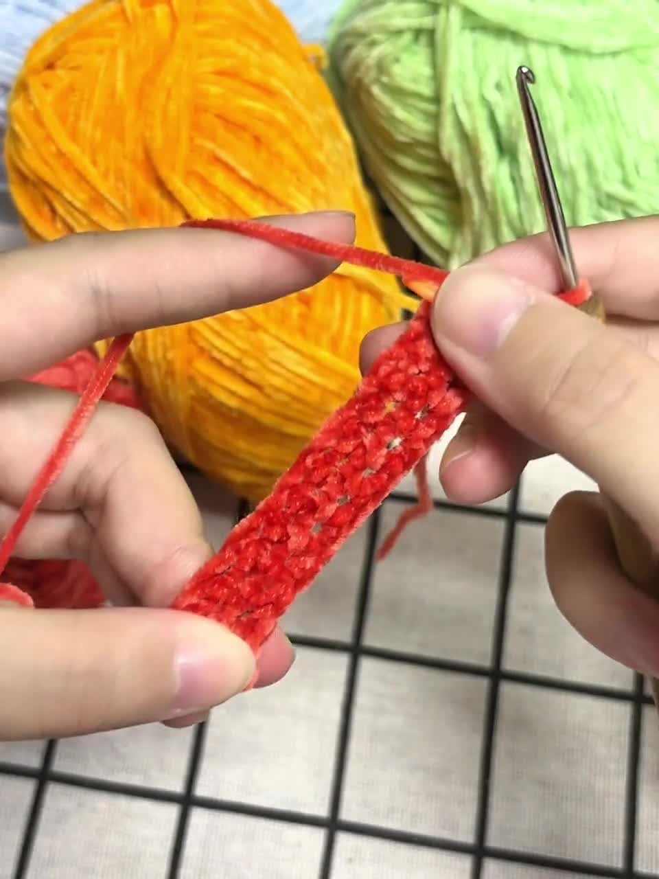 Hilo de chenilla de terciopelo de felpa de 2 mm: poliéster suave para crochet y tejido de punto video poster