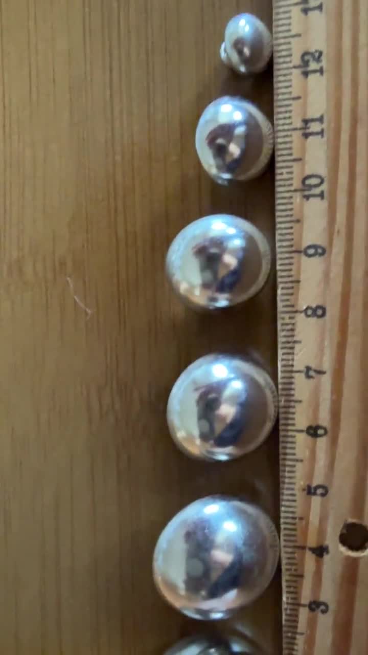 10 botones plateados sencillos con vástago de metal abovedado de 3/8", 5/8", 11/16", 13/16", 7/8" y 1" video poster