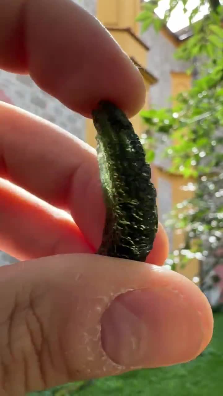 Roher Vrabce Moldavit Kristallstein: Authentischer grüner Edelstein, 5.7 Gramm video poster