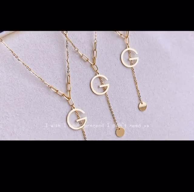Collar con colgante de inicial G en oro macizo de 18 quilates: estilo hip hop video poster