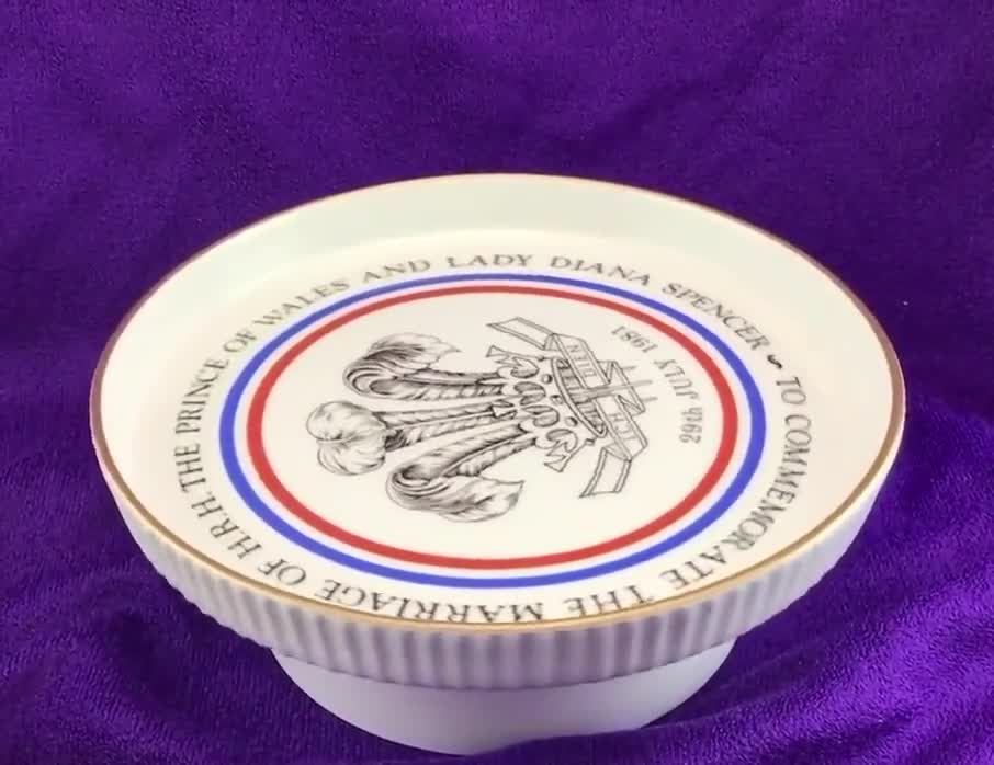 ロイヤル・ヴィエナ　ギリシャ風俗文蓋物 チャールズ皇太子とダイアナ妃のロイヤルウェディングショートブレッド