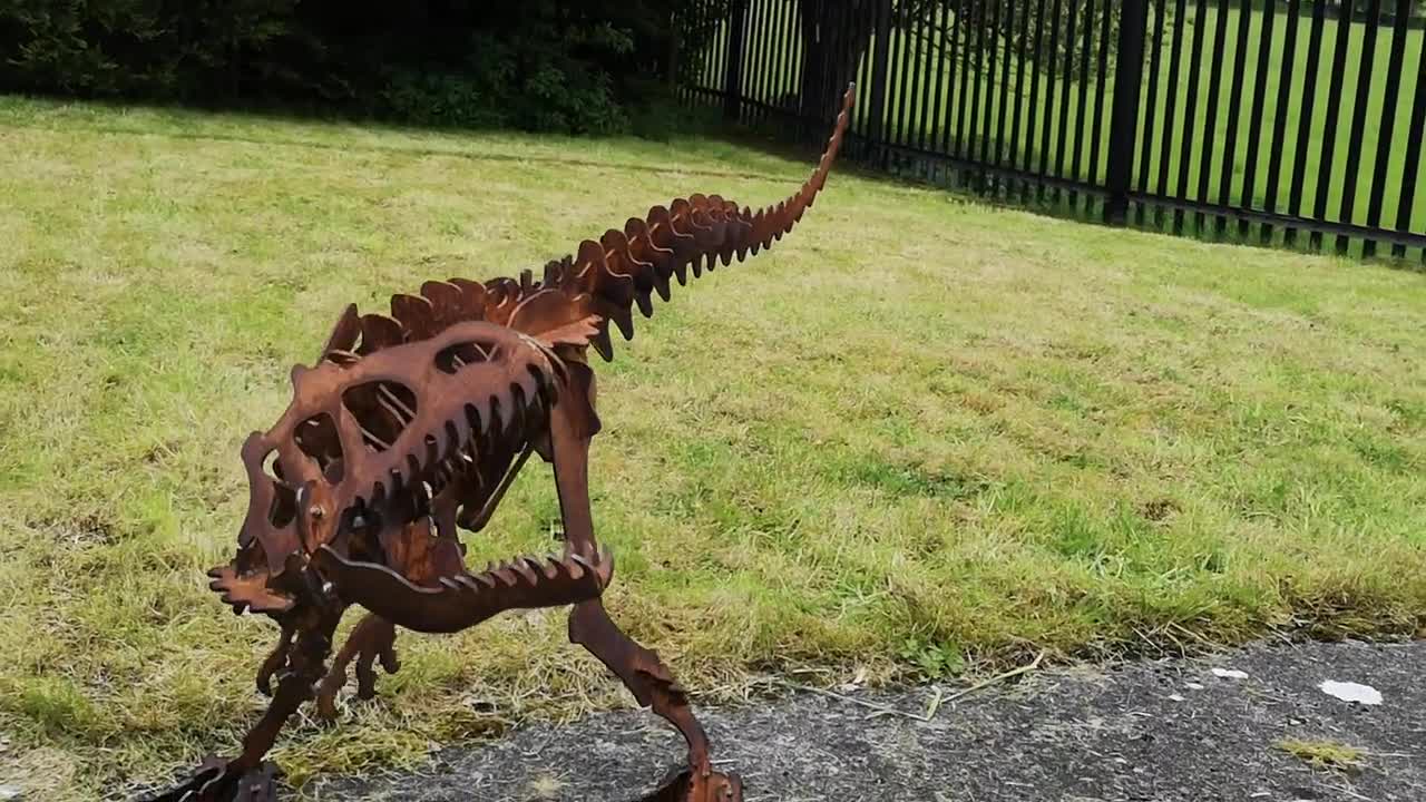 錆びた金属恐竜アロサウルス - 3D アロサウルス - ガーデン