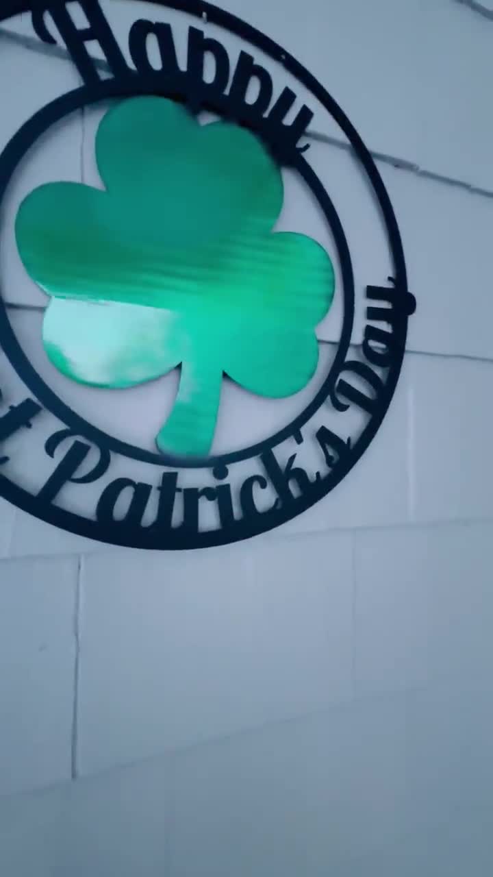 聖パトリックの日の金属製リース：緑のクローバーとシャムロックのサイン 聖パトリックの日デコレーション シャムロックオーナメント 幸運のクローバーコイン  吊り下げペンダント ツリーホーム装飾 アイリッシュ