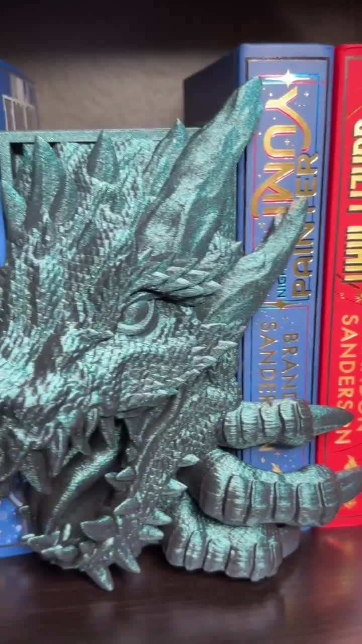Rincón de libros de dragón, decoración de estantería de fantasía, rincón de libros de monstruos impreso en 3D y sujetalibros video poster