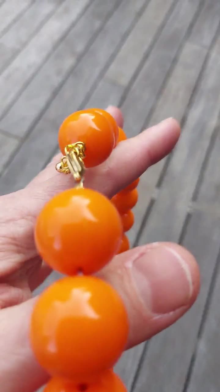 大きな樹脂ビーズで作られた女性用の短くてエレガントなオレンジ色の