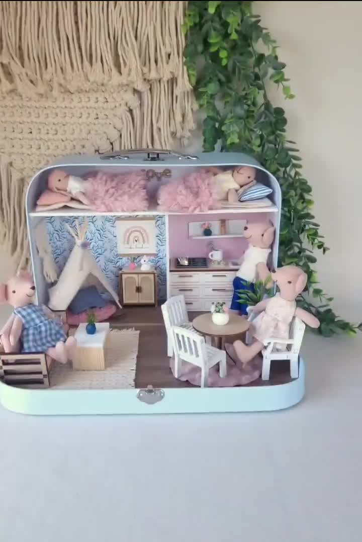 Maileg – Maison de Poupée en Bois pour Souris Maileg avec Meubles et Accessoires « La Nounourserie