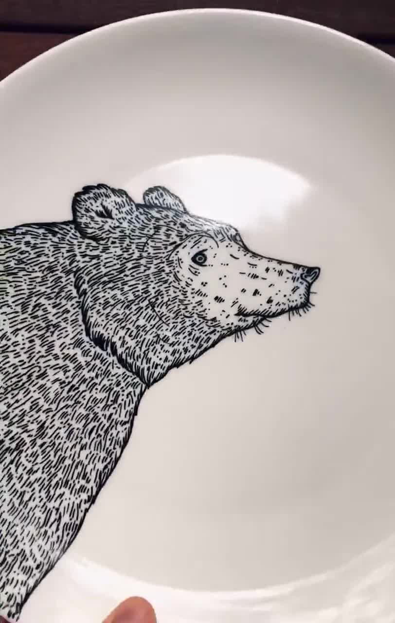クマのセラミックプレート - 手描きの装飾皿、森の動物柄磁器、ホーム