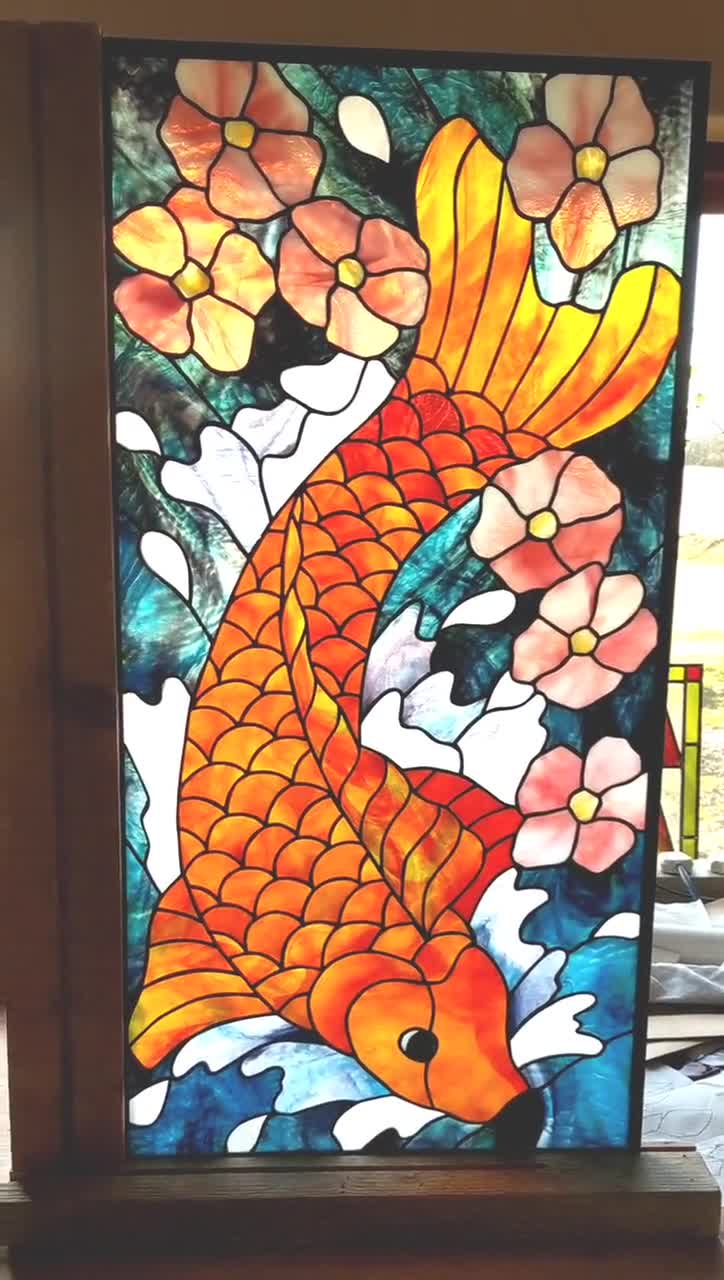 鯉のステンドグラスの模様。© David Kennedy Designs。 - Etsy 日本