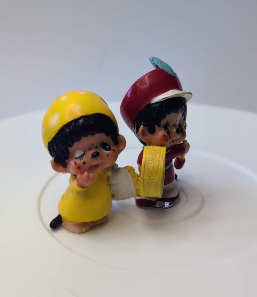 ヴィンテージ - 1979年製モンチッチ猿の置物2体セット - 高さ約5cm