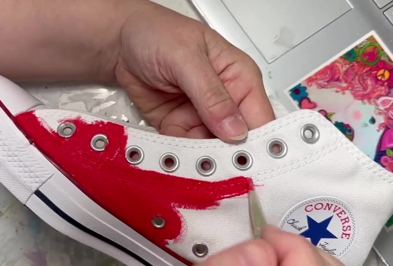 Zapatillas altas Converse rojas y negras con cordones blancos pintadas a mano en 2 o 3 colores personalizados de su eleccion calzado perfecto para cosplay para adultos