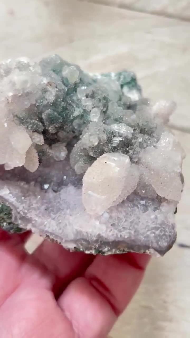 ザンビア産アメジストプレート上のドゥルージークリスタルクォーツ