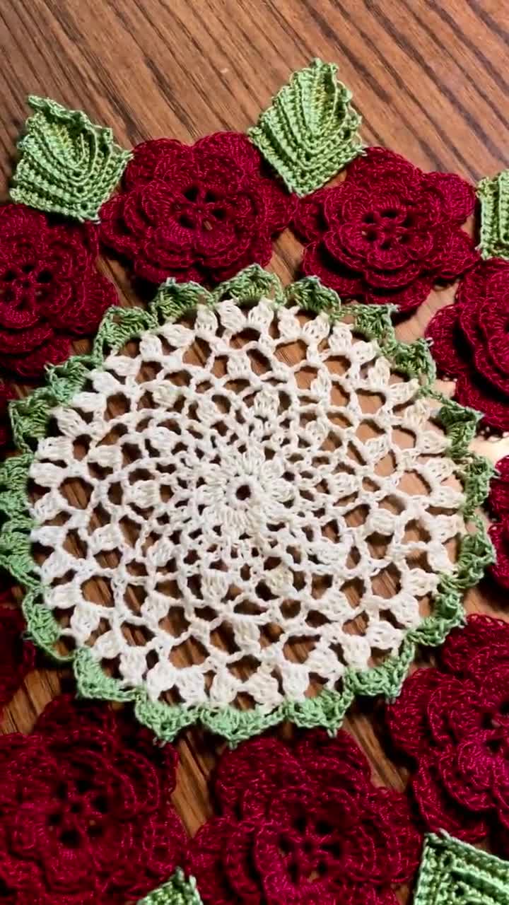 手作りかぎ針編みのローズドイリー：12インチの花のセンターピース