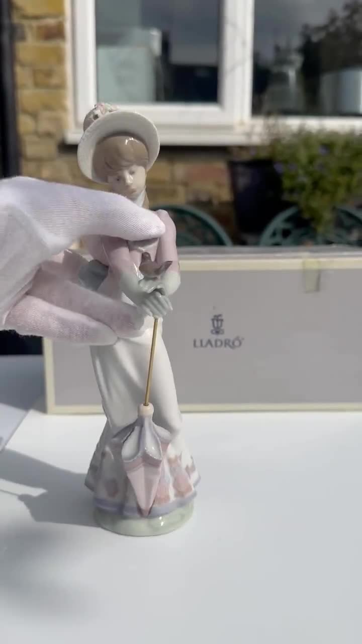 Figura de Porcelana Lladró 7618 Garden Song de Una Mujer Joven con