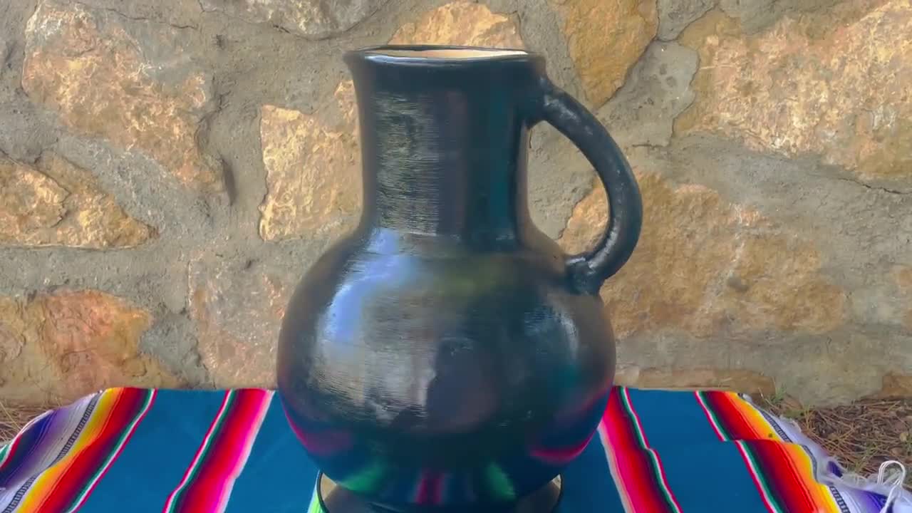 Tinaja de barro tradicional mexicana para conservar el agua fresca. Stock  Photo