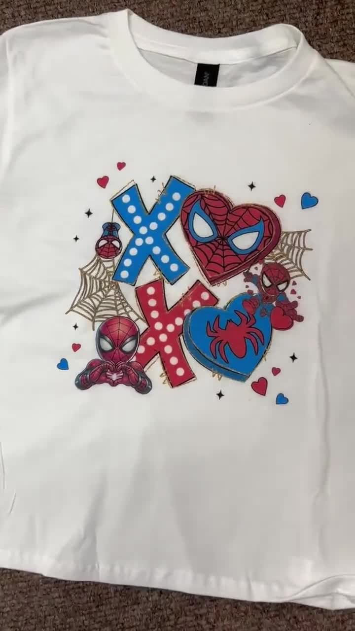Camiseta de bebé XOXO Spider-Man, Top corto de Spidey Valentines, Camiseta linda Spider-Corazones de los 90, Top corto del Día del Amor, Camiseta de bebé con corazón de San Valentín video poster