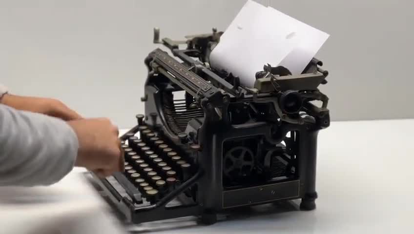 Underwood No. 5 Typewriter: Classic Black, Working QWERTY Keyboard