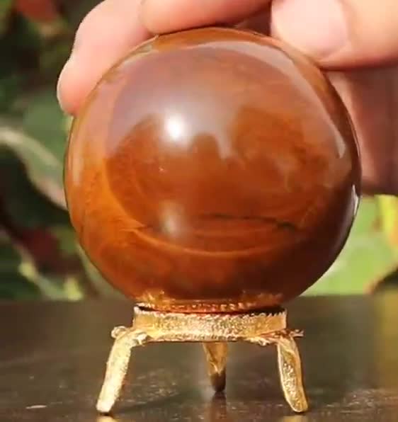 Esfera de cristal de ojo de halcón de 50 mm: piedra preciosa curativa y herramienta de meditación video poster