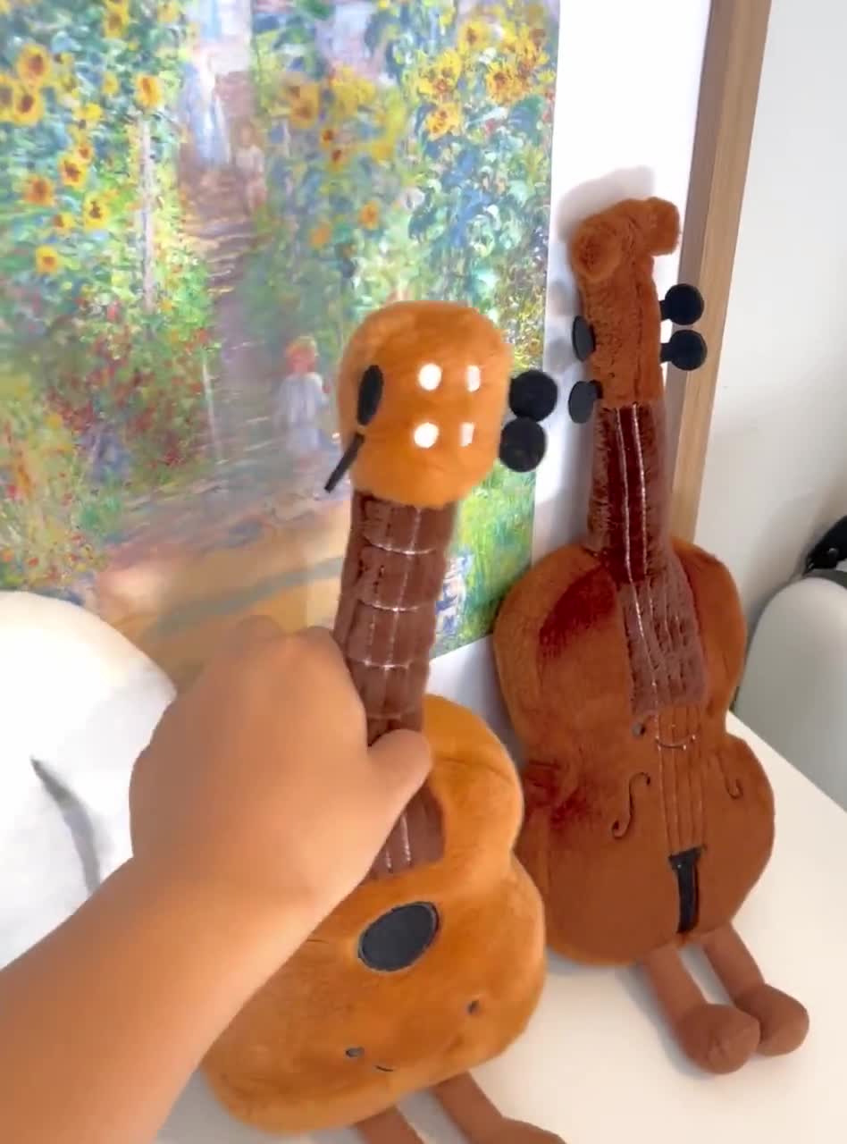 チェロのぬいぐるみ、ギターのぬいぐるみ、音符のぬいぐるみ