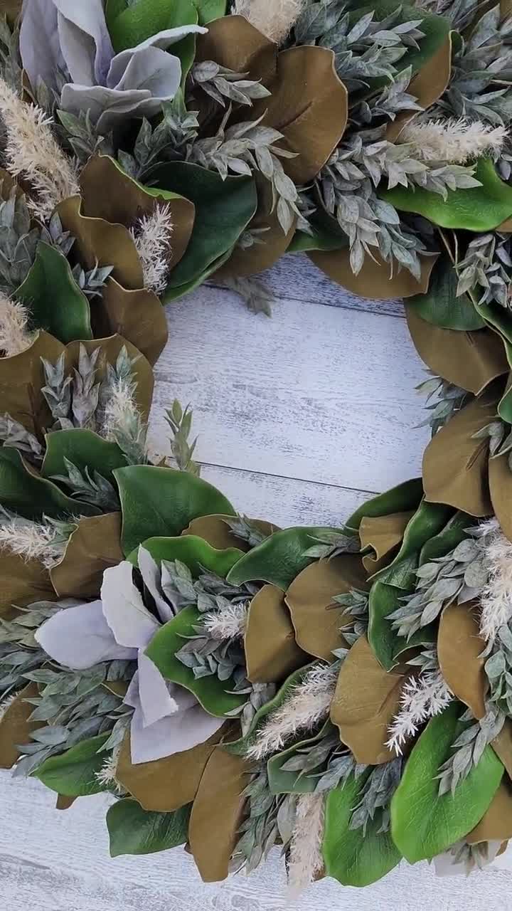 エレガントなマグノリアとパンパスのドアリース、素朴な一年中使える緑