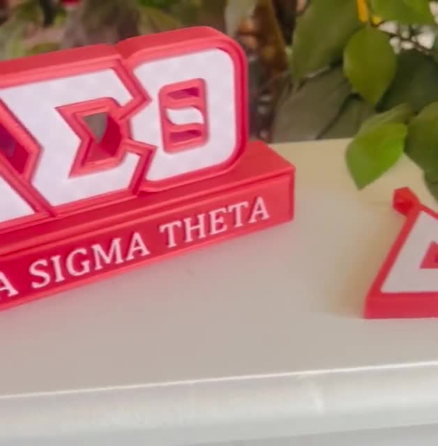 Tabliczka znamionowa na biurko w kolorze czerwono-białym inspirowana Delta Sigma Theta video poster