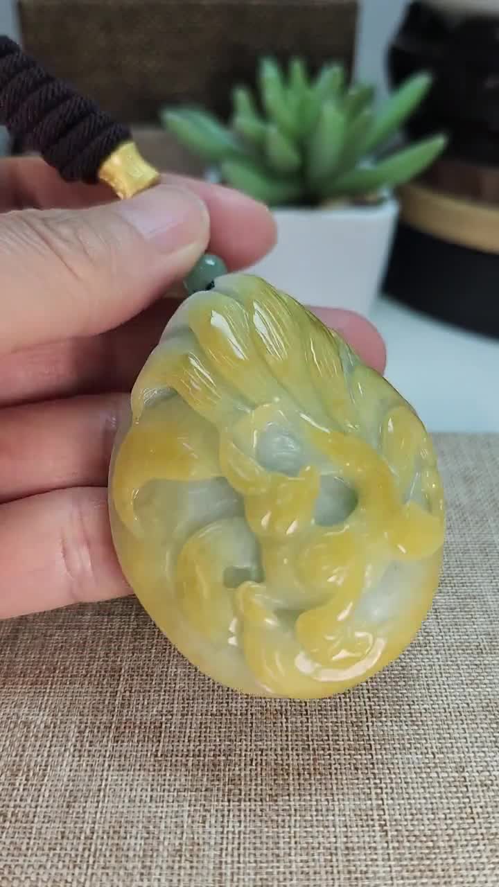 渡*男様 翡翠のような動物彫刻ペンダント 渡*男様 翡翠のような動物