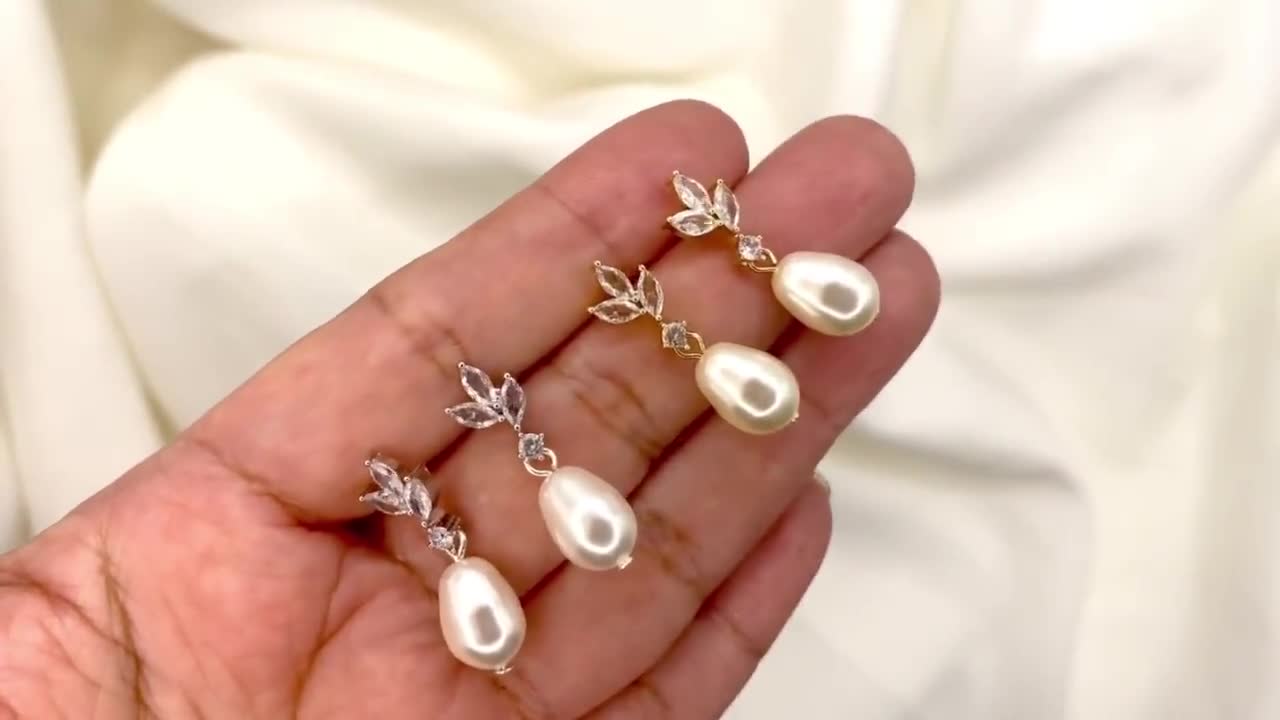 Orecchini pendenti con perle in zirconia cubica, gioielli da sposa, motivo a foglia d'argento con zirconi cubici, Salma - Italia