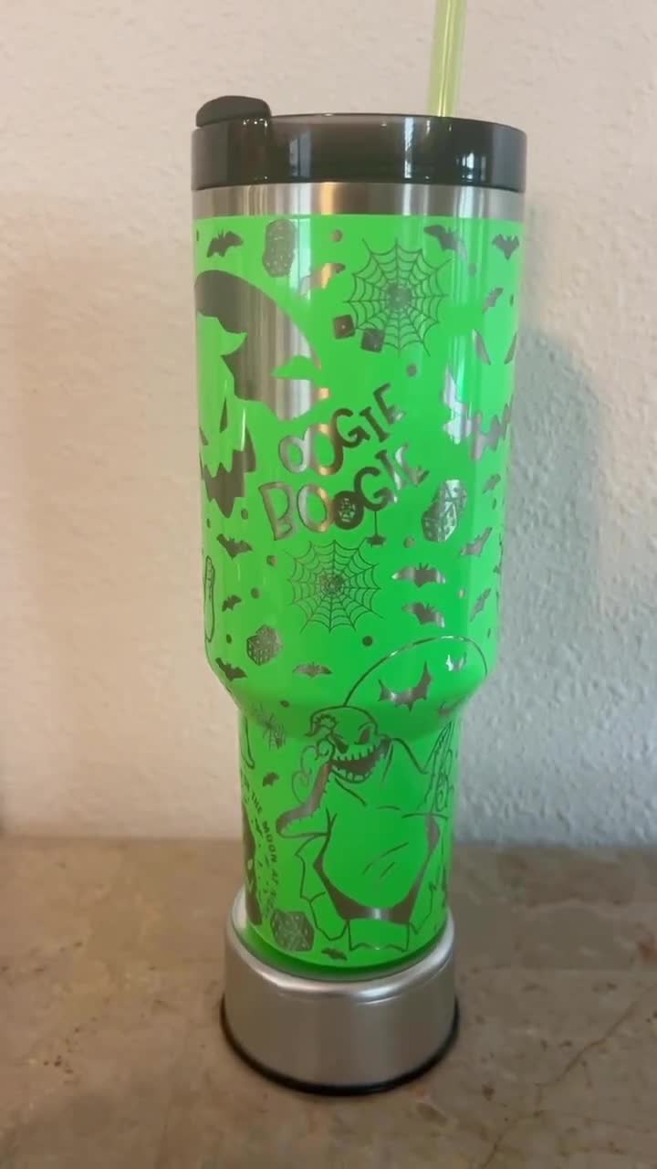 Vaso Stanley de 40 oz de Oogie Boogie: Taza de viaje grabada de Pesadilla antes de Navidad video poster