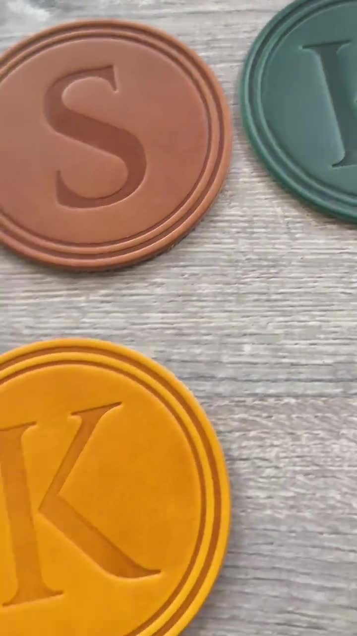 Posavasos con letras - Cuero grueso estampado - Posavasos personalizado con nombre de familia de grano completo A B C D E F G H I J K L M N O P Q R S T U V W X Z video poster