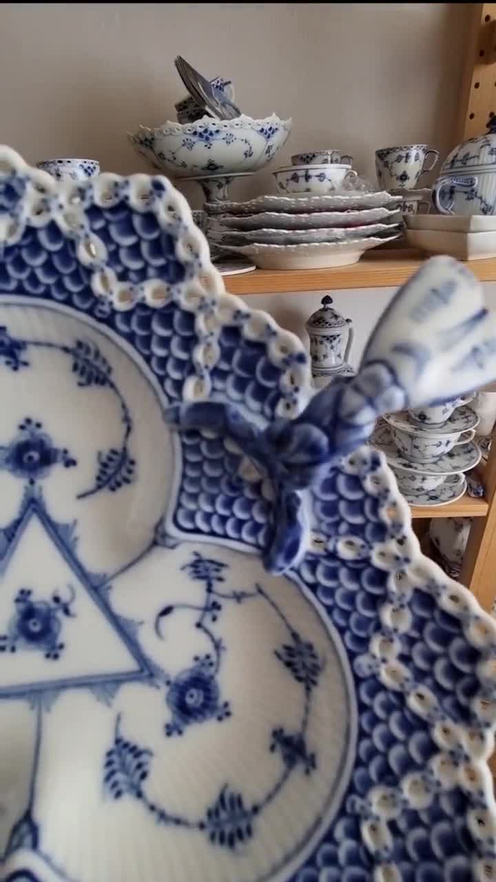 Royal store Copenhagen - Blue Fluted Half Lace # 572 - Dinner Luncheon Plate - Excellent Condition / First Quality-Design by Arnold Krog