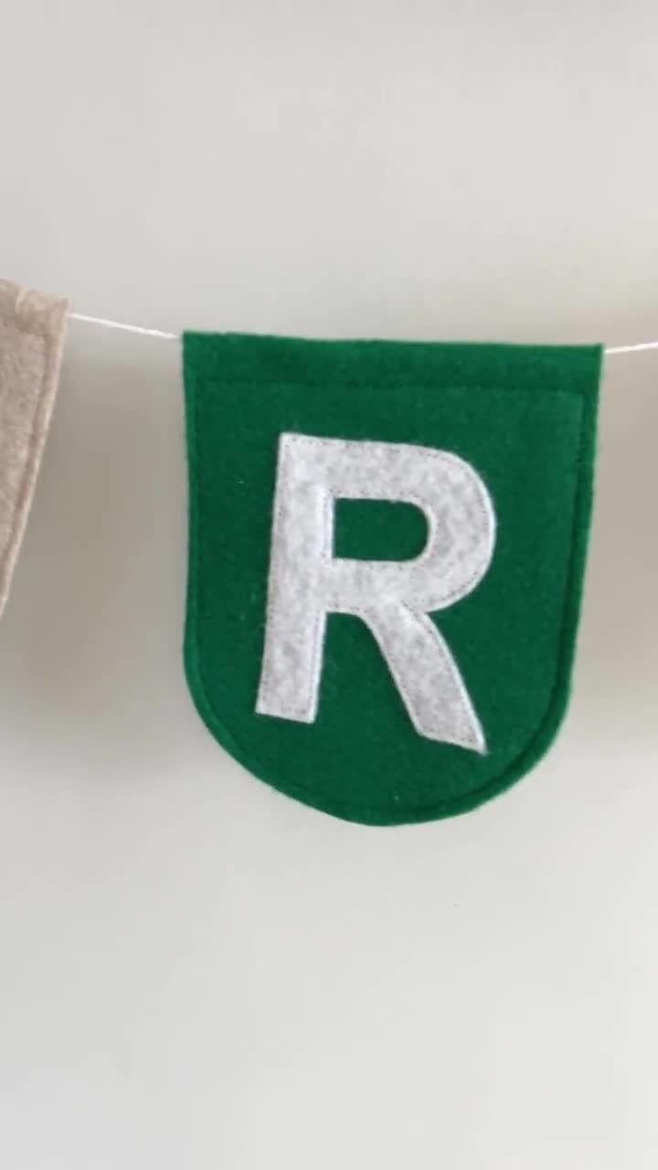 Banderín de fieltro personalizado con nombre: guirnalda de banderines personalizada para guardería, baby shower o cumpleaños. Elige colores. Decoración con nombre de bebé. video poster