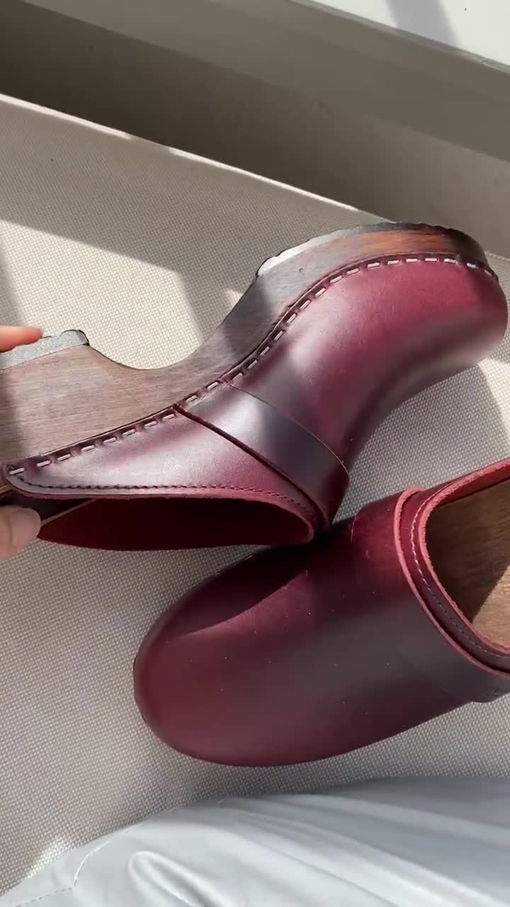 サンダル・ミュール Jean Daisy Trim Clog in Burgundy Leather CONFIG_FABS_18004370_001_da2d0