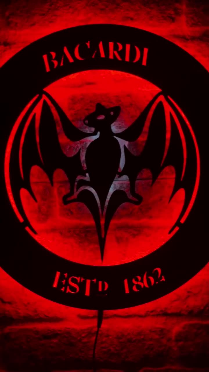 Bacardí LEDライト バットロゴ　非売品 Bacardi Bat Logo Neon-Like LED Sign | FanSignsTime