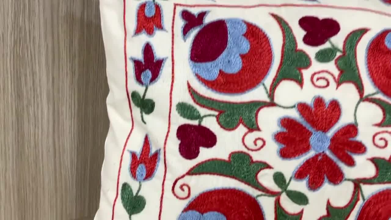 手刺繍のウズベキスタンシルククッションカバー：花柄スザニ枕、18x18