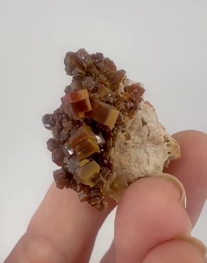 高品質の結晶を持つバナディナイトクラスター - モロッコの鉱物標本