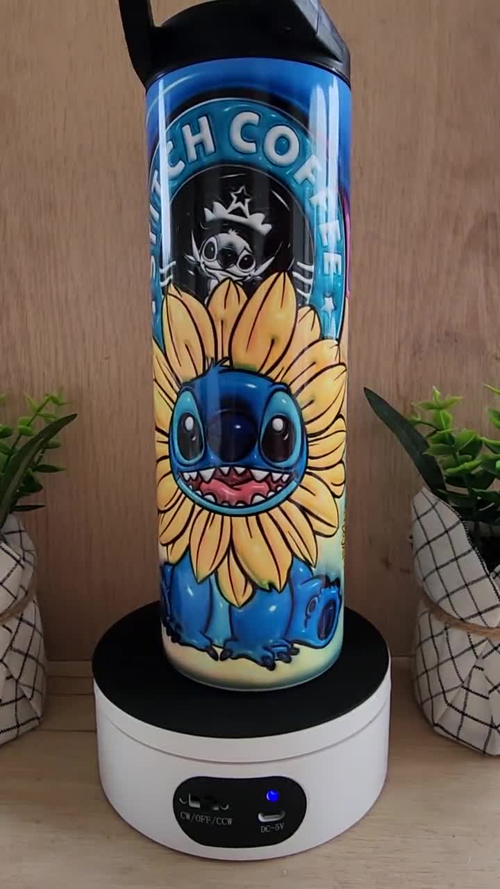 Vaso térmico. Diseño de Stitch con girasol y efecto abultado. Letras de café Stitch en azul, rosa y turquesa. Vaso térmico delgado de 20 oz. video poster