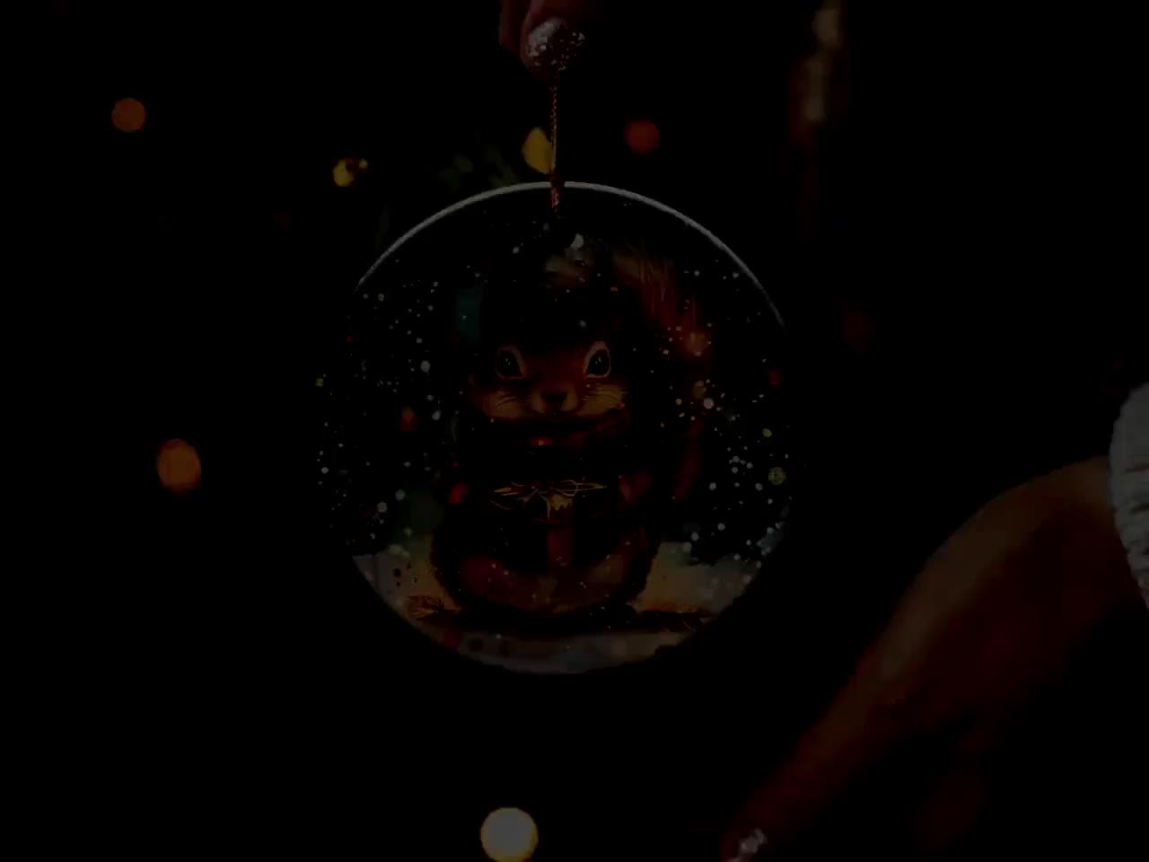 かわいいリスがギフトオーナメントを持っている、冬のホリデー