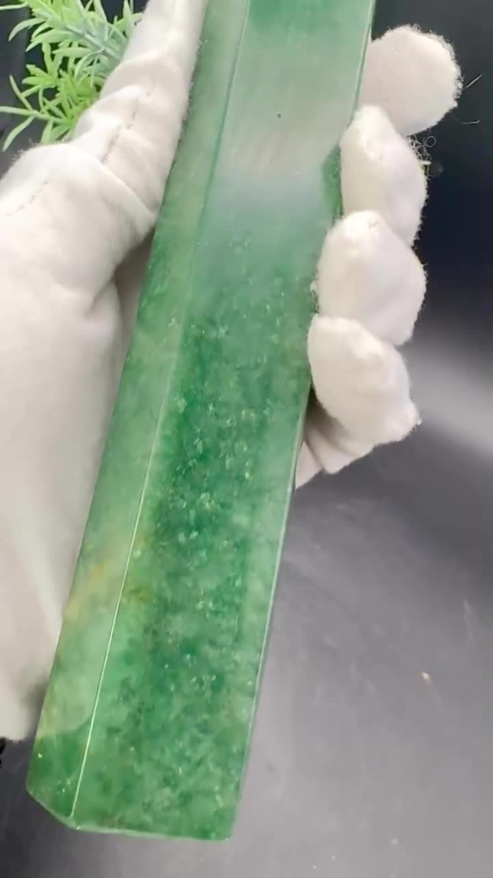 天然水晶グリーンストロベリークォーツタワー 412.8グラム、高さ7.5