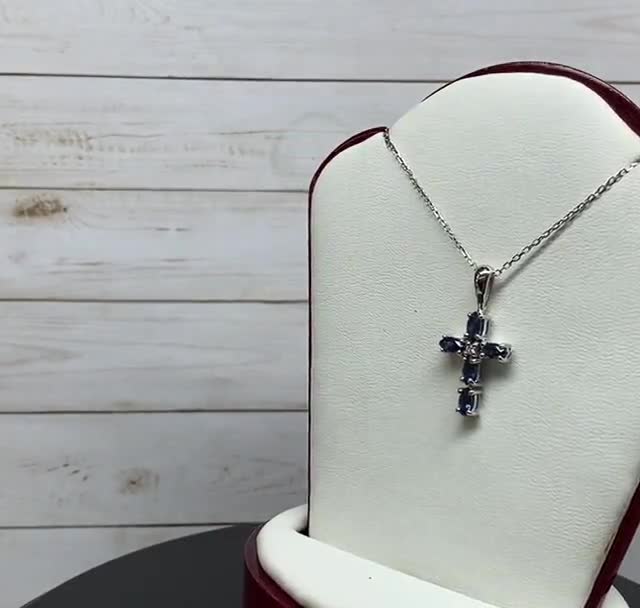 Collana con pendente a croce in oro bianco massiccio 14 carati con zaffiro  blu e diamanti -  Italia