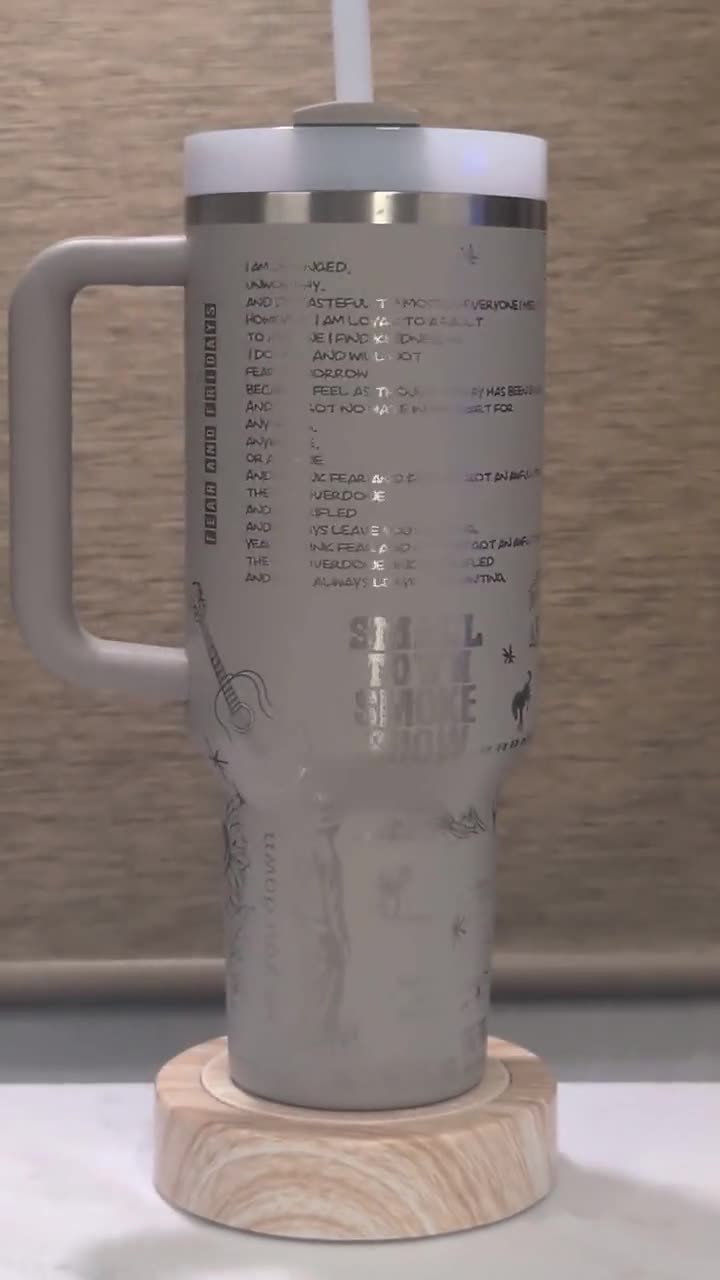 Oryginalny kubek Stanley Quencher Z Bryan z grawerunkiem laserowym, przód i tył 360 stopni, pokazany kolor szary video poster