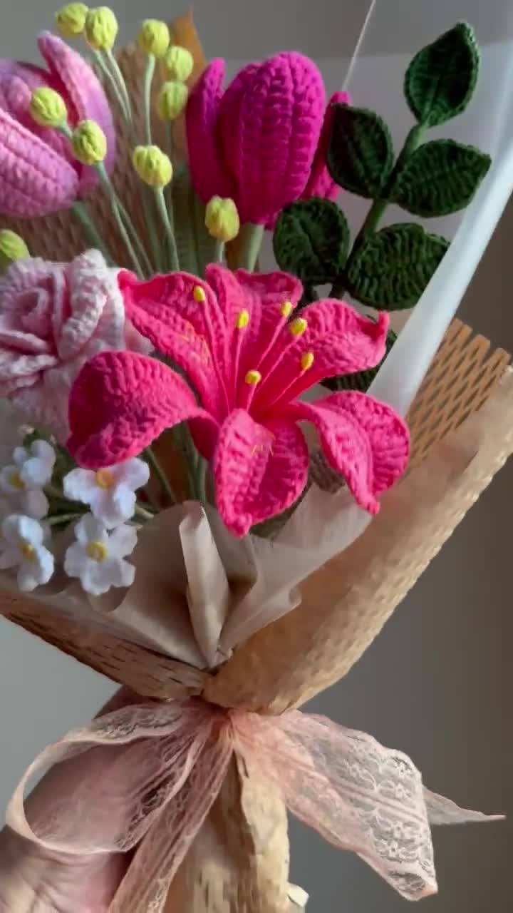 ハンドメイドのピンクと黄色のかぎ針編みの花束：編み物のユリ、バラ