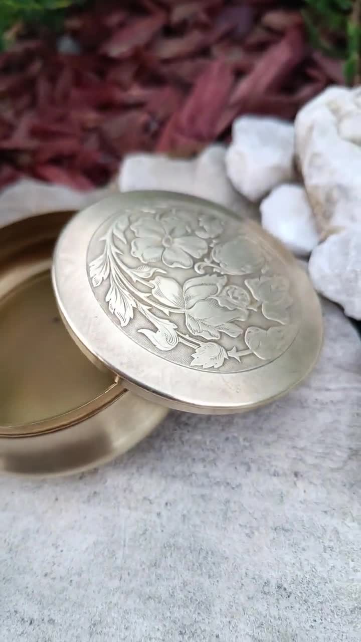 ヴィンテージ真鍮蓋付き小物入れ 10 x 10 x 3.5 cm ジュエリーメタル
