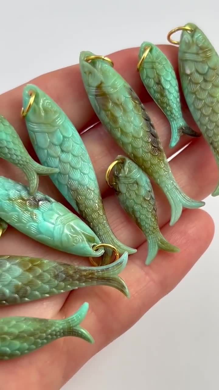 Pendentif canne à pêche le poisson bouge au bout du fil