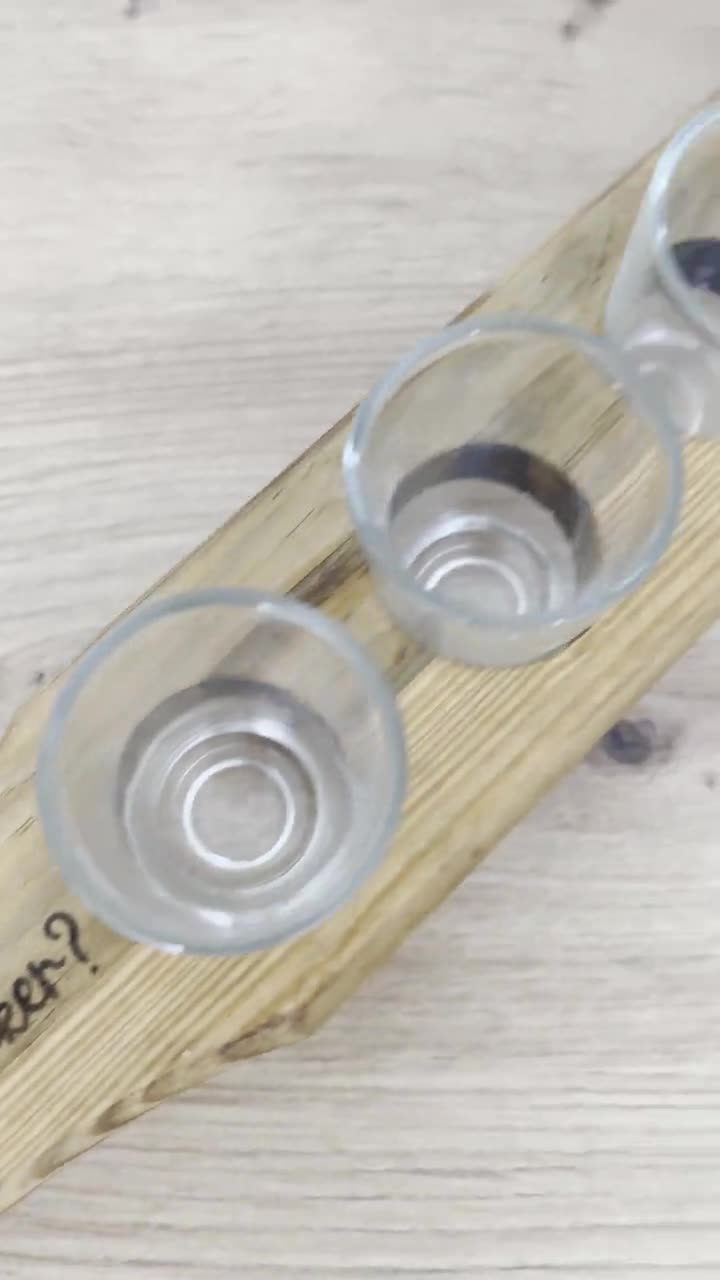 Schnapsbrett personalisiert aus Holz 6 Gläser video poster