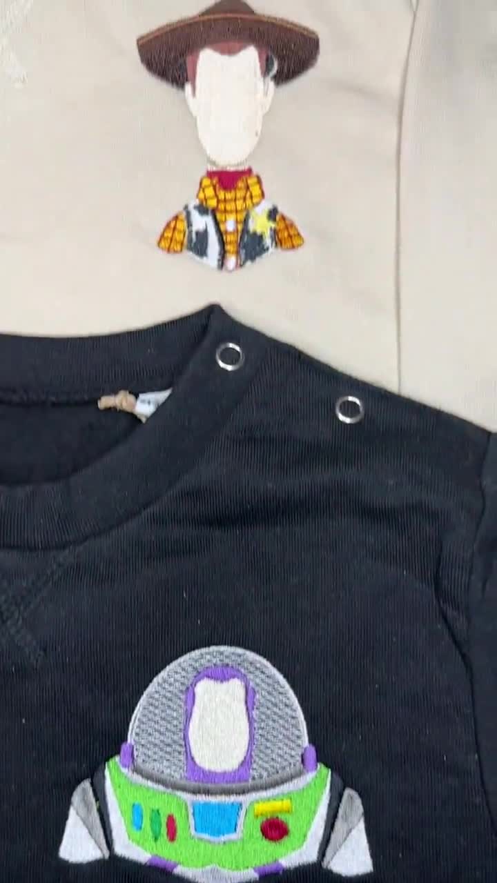 パーソナライズされたマッチング刺繍子供用スウェットシャツウッディトイストーリーデザイン、おもちゃの漫画マッチングセーター、マジカルキングダムディズニーパーク video poster
