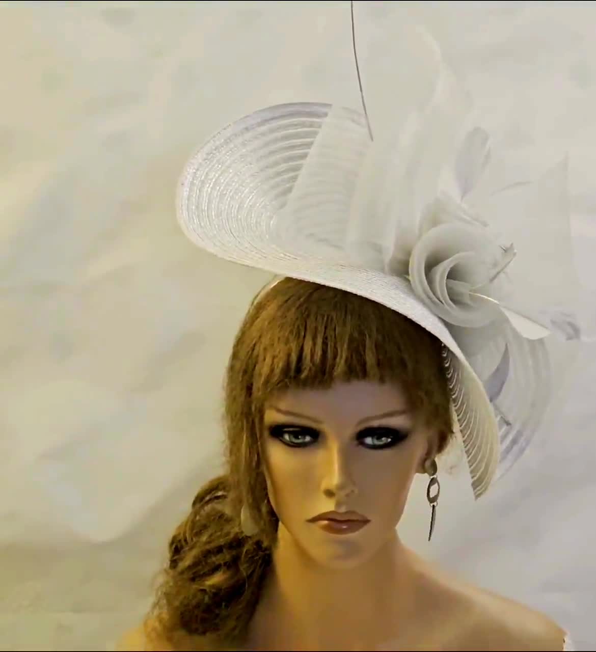 Fascinator headdress high quality ATURUXO 2 grey and white