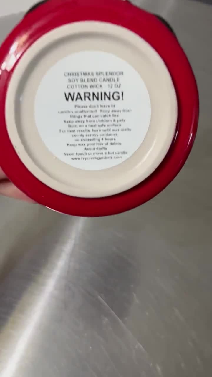 Bougie Santa Coffee Cup | Mélange de soja aux pommes et aux épices | Mug de Noël en cadeau bougie | Parfum des Fêtes | Fait main en Géorgie video poster