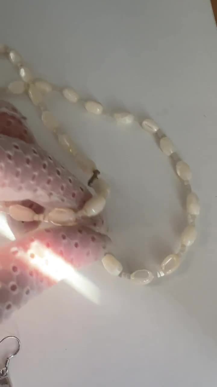 Collier Ancien En Nacre Doré – Perles Pétales Vintage – Bon état