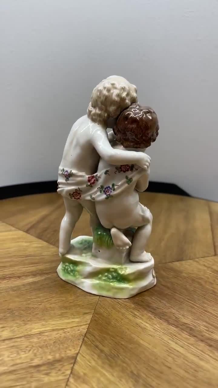 ヴィンテージドレスデン磁器の置物 | ブドウを持つ子供2人、ロココ調