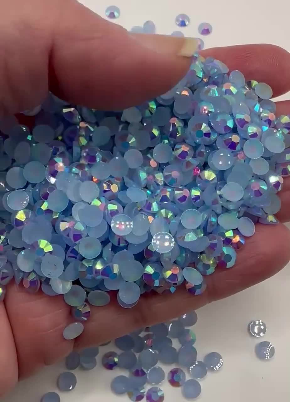 Diamantes de imitación de resina AB de color azul claro con parte trasera plana de 3 mm, 4 mm y 5 mm. Ideales para disfraces de baile, decoración de uñas, gemas, joyas, diamantes y proyectos de vaso. video poster